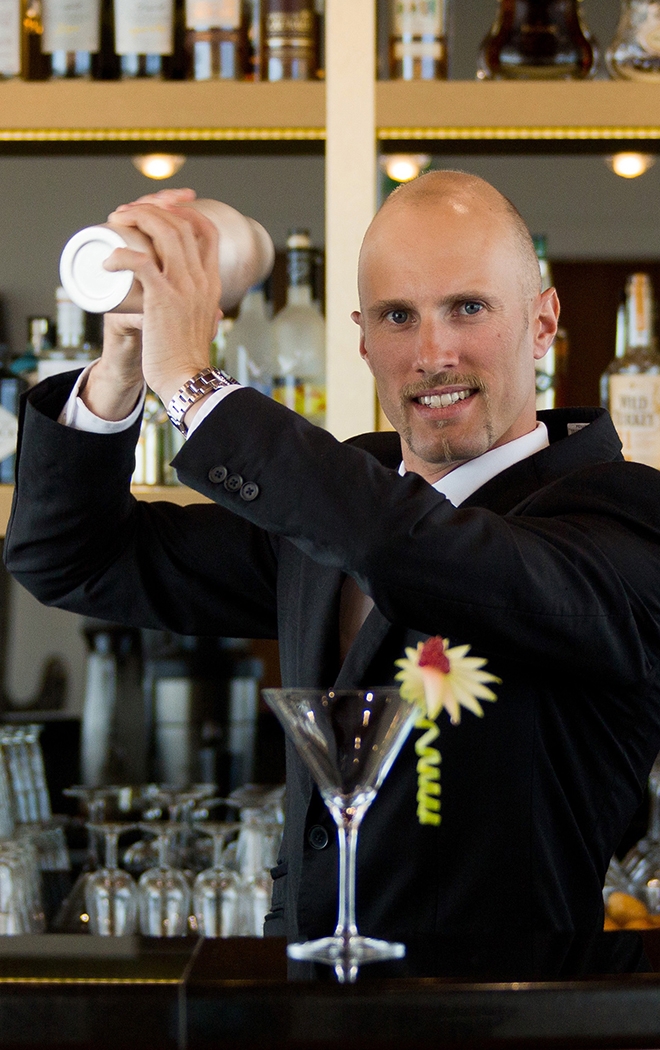 Barman Antoine Pénard Bar Le Goëland au Miramar La Cigale