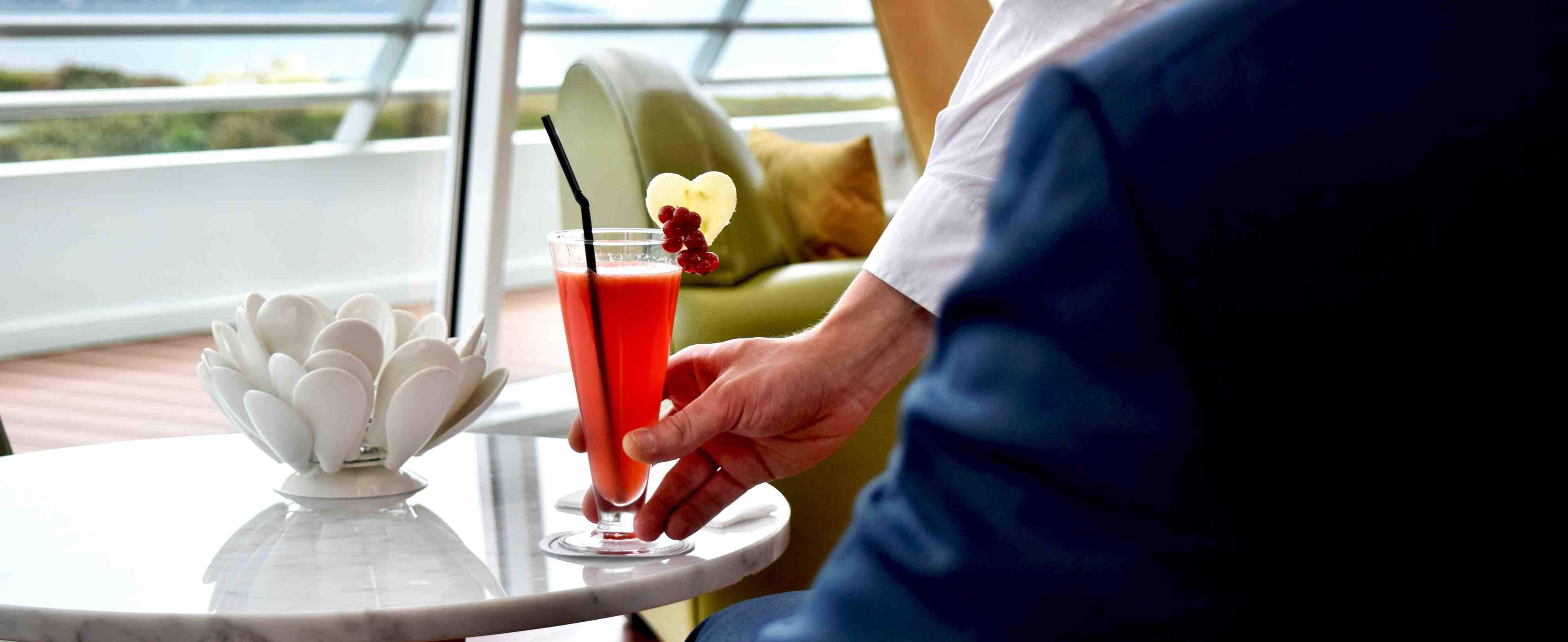 cocktail rouge servi dans le bar le goéland au Miramar La Cigale
