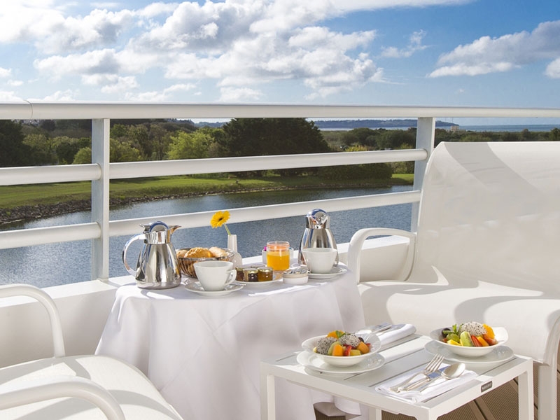 Breakfast balcony room hotel Miramar La Cigale Bretagne